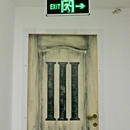 The Evil Clown Hostel Brasov Bagian luar foto