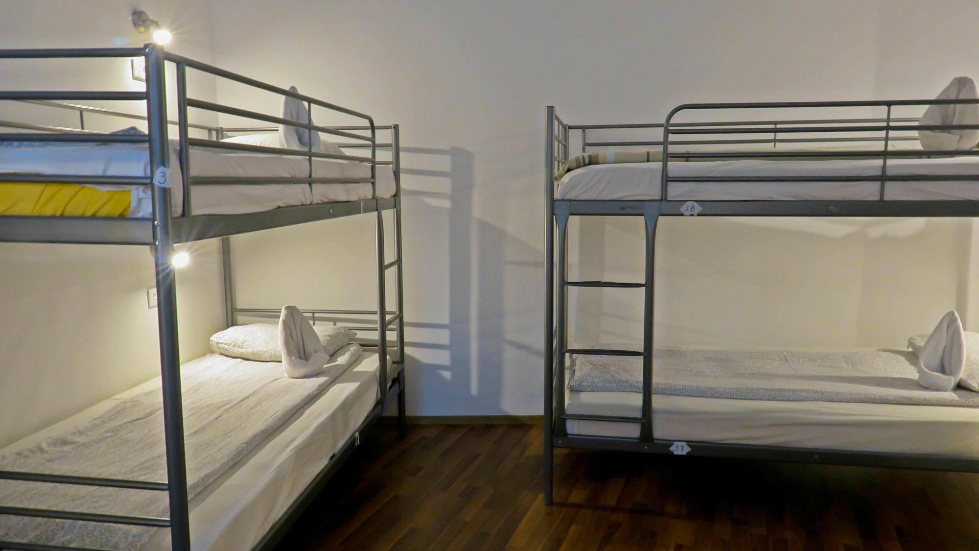 The Evil Clown Hostel Brasov Bagian luar foto