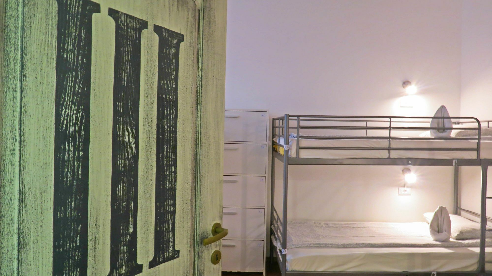 The Evil Clown Hostel Brasov Bagian luar foto