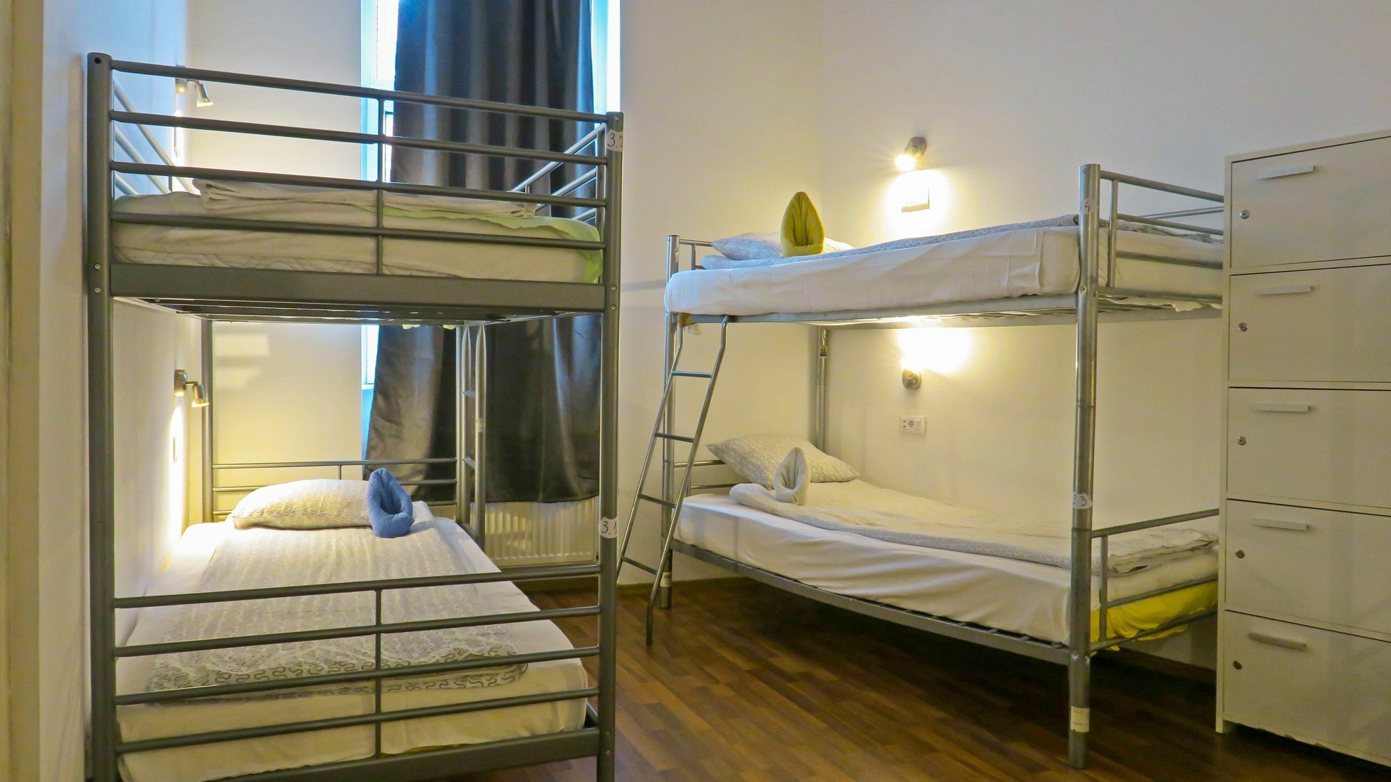 The Evil Clown Hostel Brasov Bagian luar foto