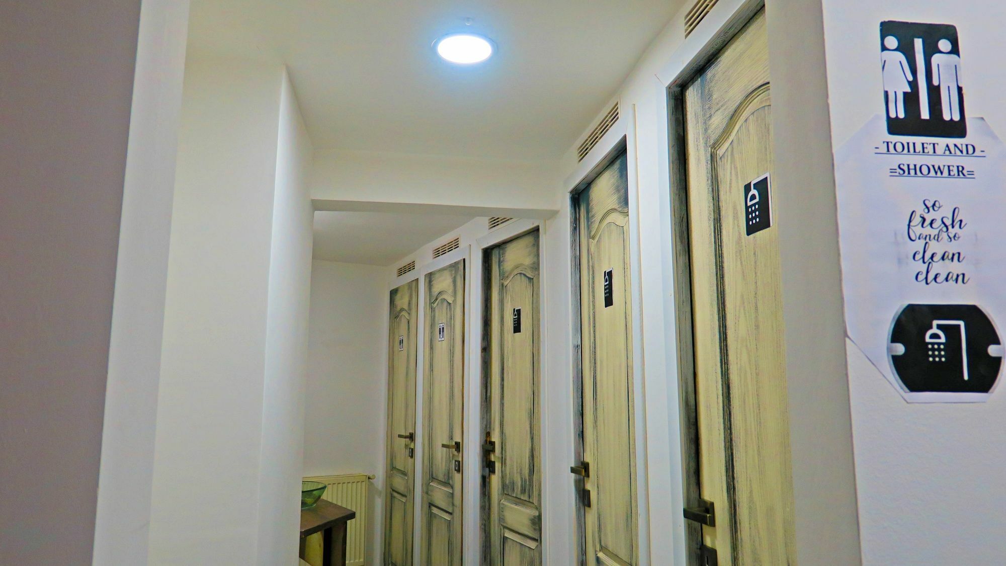The Evil Clown Hostel Brasov Bagian luar foto