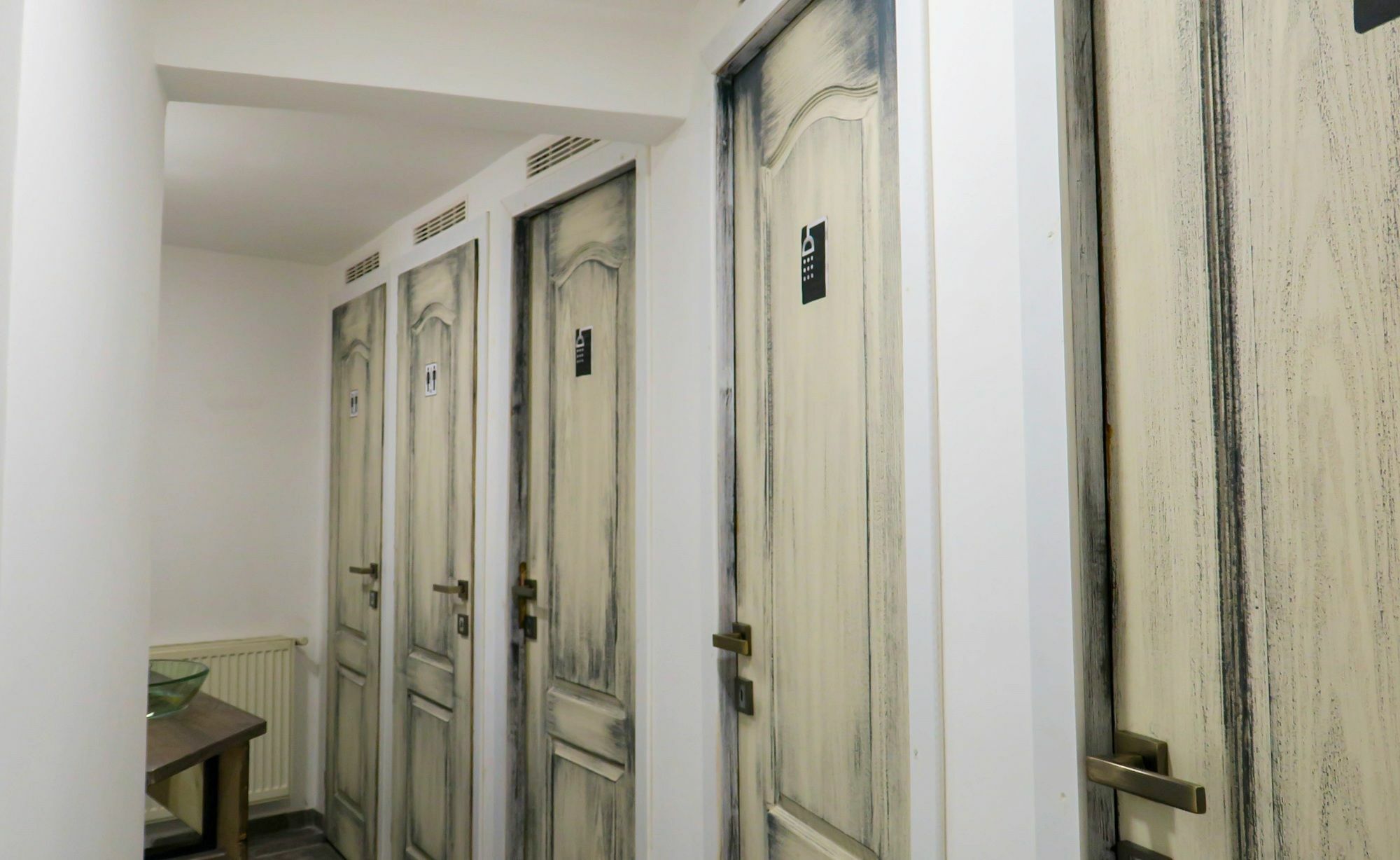 The Evil Clown Hostel Brasov Bagian luar foto