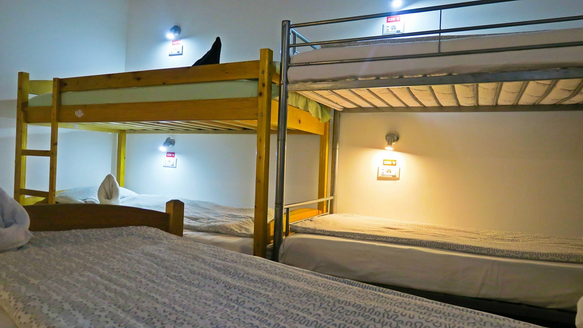 The Evil Clown Hostel Brasov Bagian luar foto