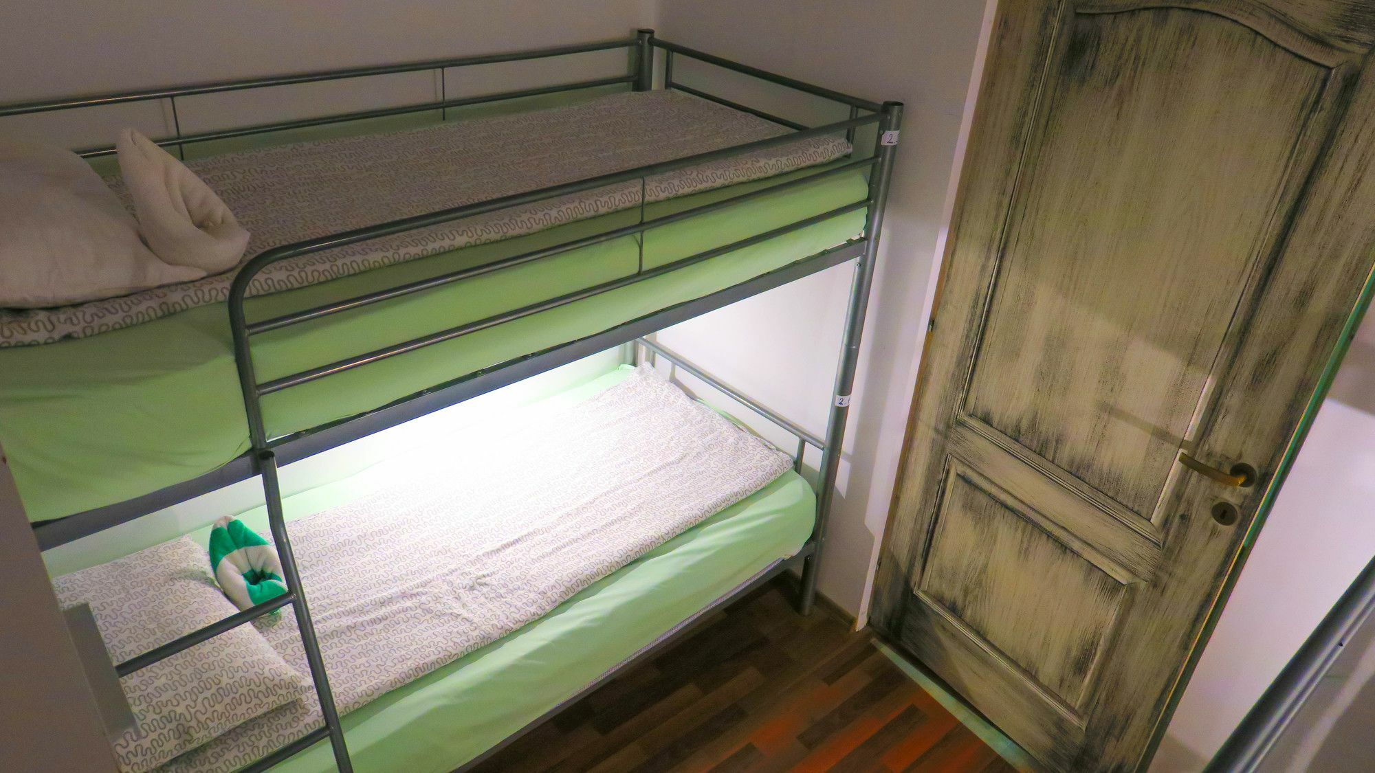 The Evil Clown Hostel Brasov Bagian luar foto