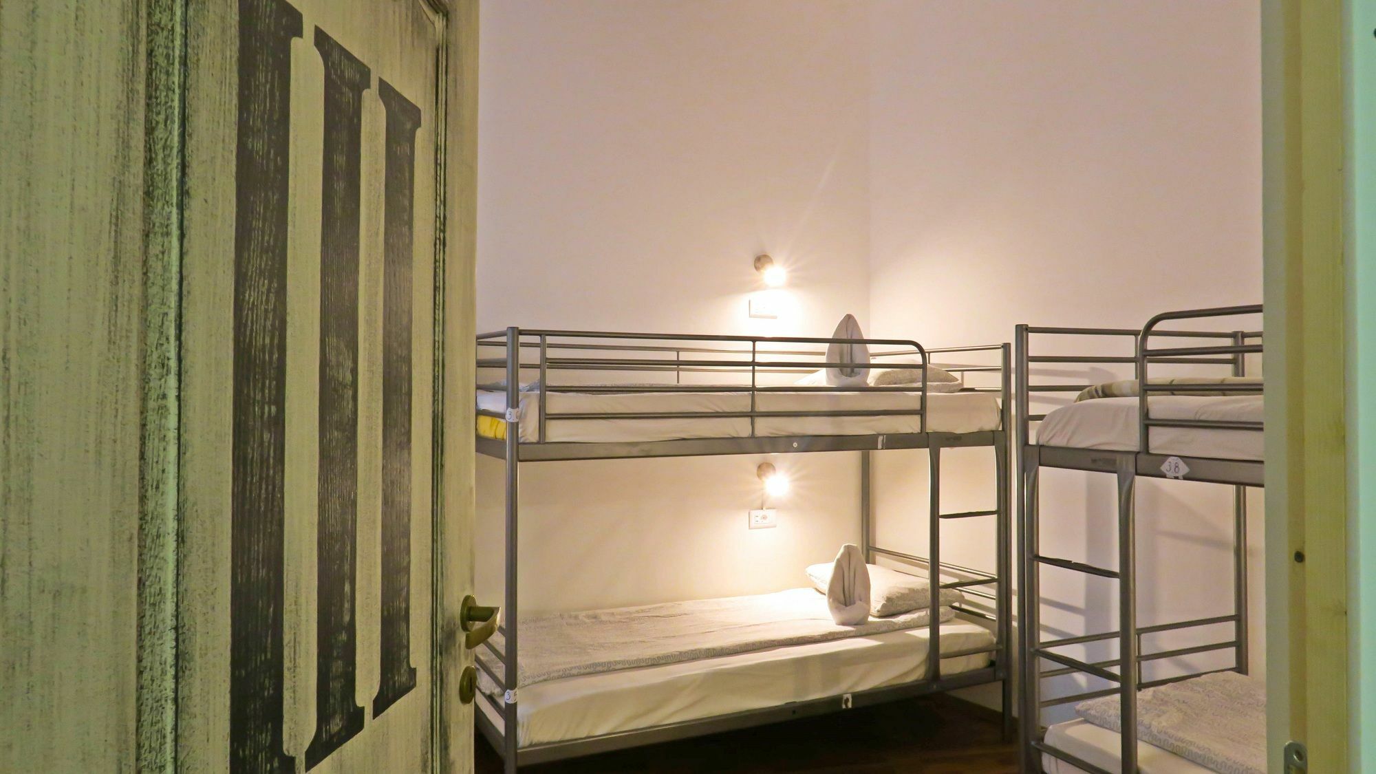 The Evil Clown Hostel Brasov Bagian luar foto