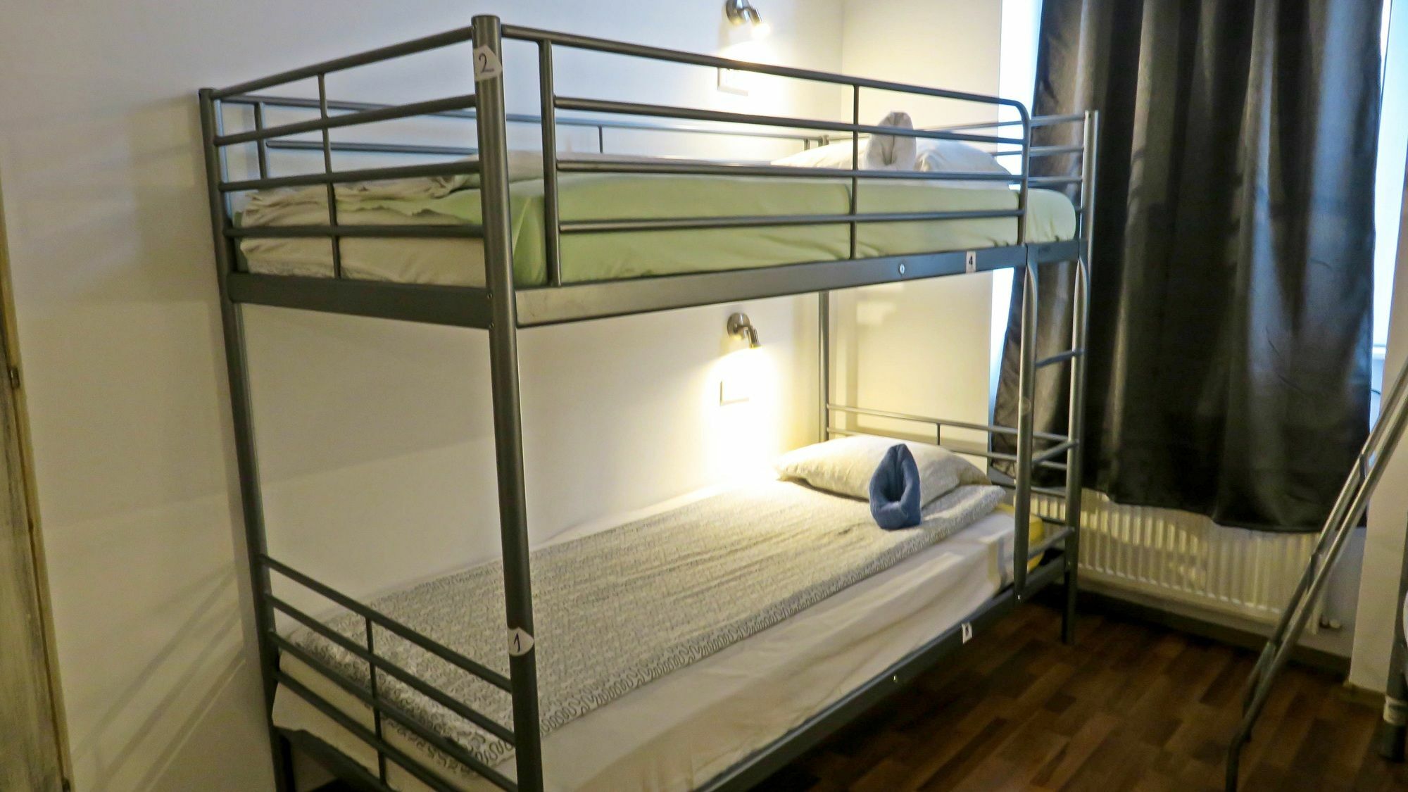 The Evil Clown Hostel Brasov Bagian luar foto