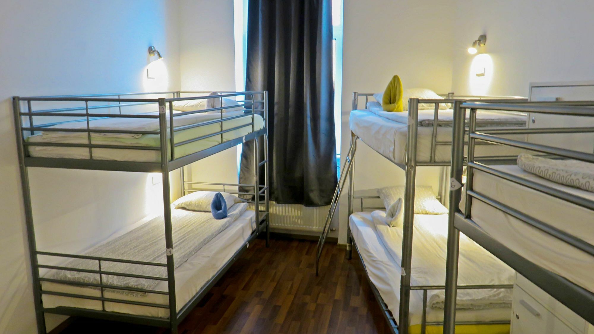 The Evil Clown Hostel Brasov Bagian luar foto