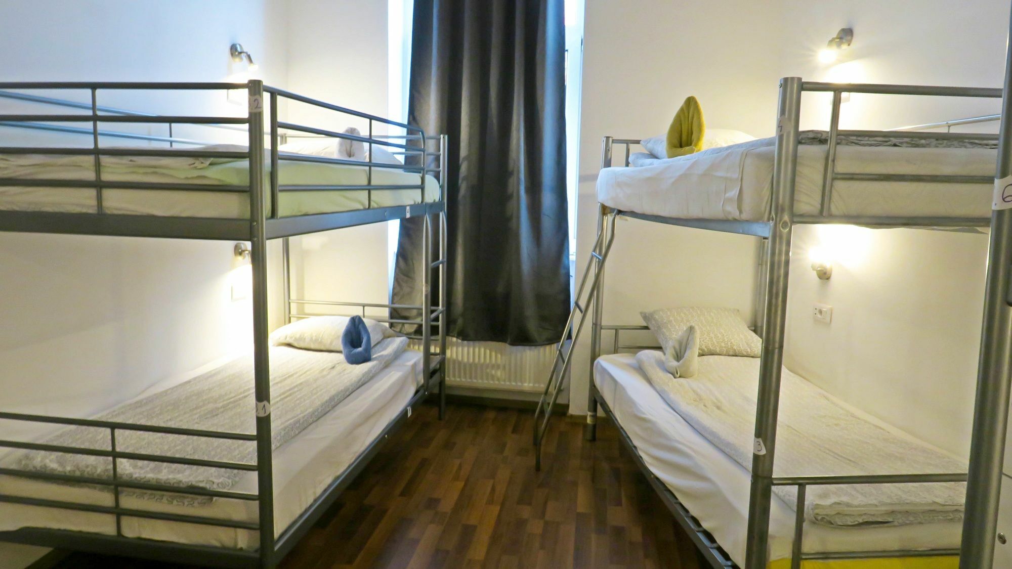 The Evil Clown Hostel Brasov Bagian luar foto