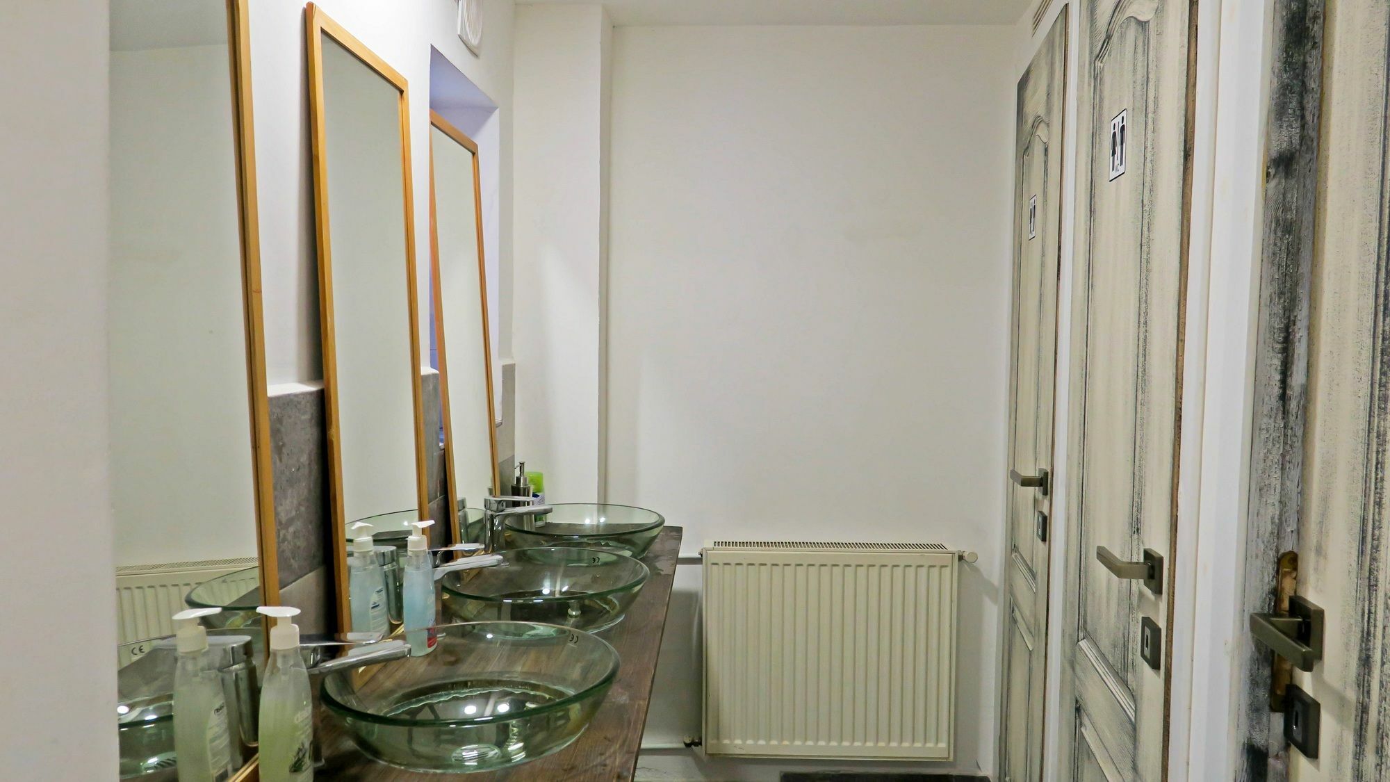 The Evil Clown Hostel Brasov Bagian luar foto