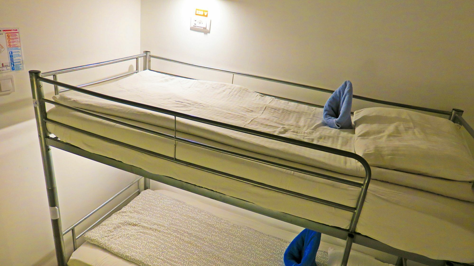 The Evil Clown Hostel Brasov Bagian luar foto